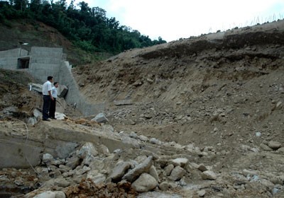 The breached area at the Dak Mek 3 Hydropower Plant dam (Photo: SGGP) The breached area at the Dak Mek 3 Hydropower Plant dam (Photo: SGGP)